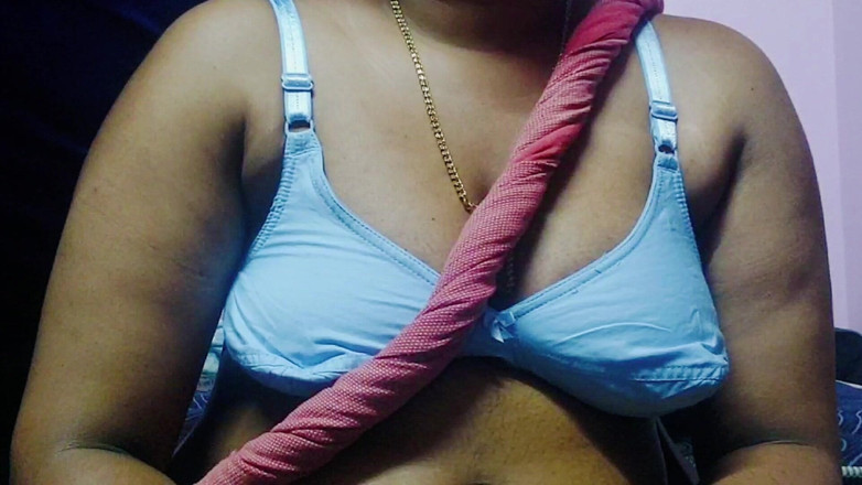 Desi Mohini: Peituda Indiana Mohini curtida com seu enteado