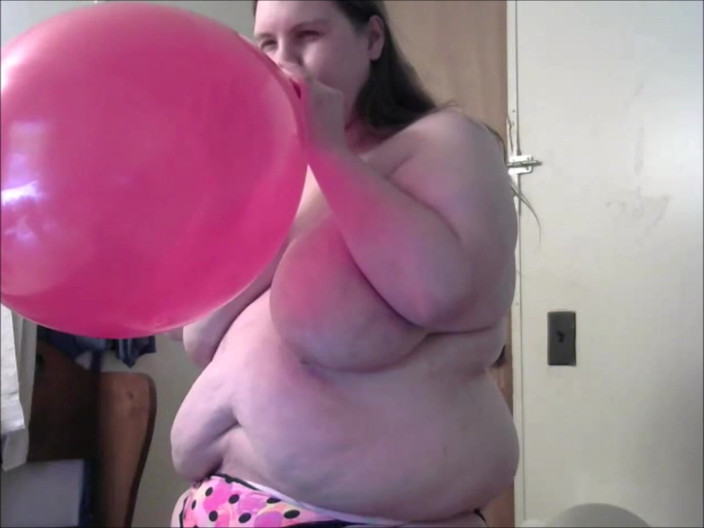Fat Goddes: Cagna nuda viene schiaffeggiata in faccia da un palloncino scoppiante