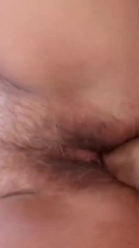 Este coño peludo recibe fuertes golpes
