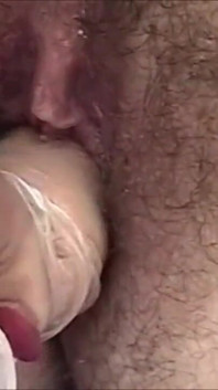 Lei mette oggetti nella figa e un passante non può resistere