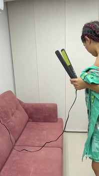 Pongo a mi hermanastra tímida muy cachonda mientras la ayudo a alisar su cabello para que pueda salir con su novio
