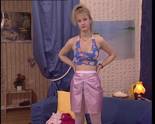 YOUR FIRST PORN: Schuchterne Nina Macht Pipi - シャイなニーナおしっこ