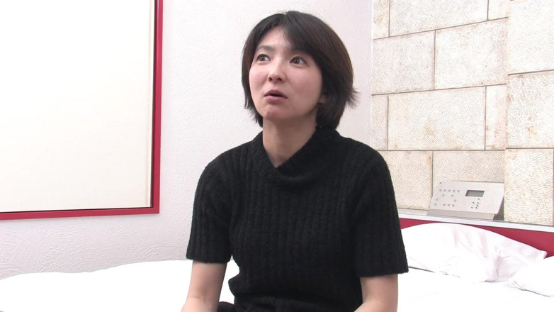 Asian threesomes: Lieve Japanse milf krijgt twee harde pikken