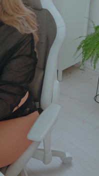 Mollige milf neukt zichzelf tijdens het spelen op de computer met een zwarte dildo