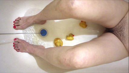 Hairypussyangel: Sexy beine in der badewanne, dildo fickt haarige muschi, sperma