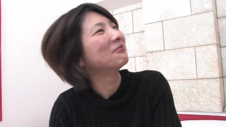 Asian threesomes: 甘い日本の熟女は2つのハードコックを取ります