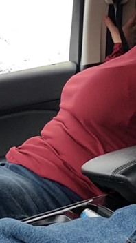 Cewek dengan celana dalam seksi ini lagi asik mainin kontolnya di dalam mobil