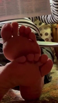 Stepmom Shows Candid Soles Ignores Me