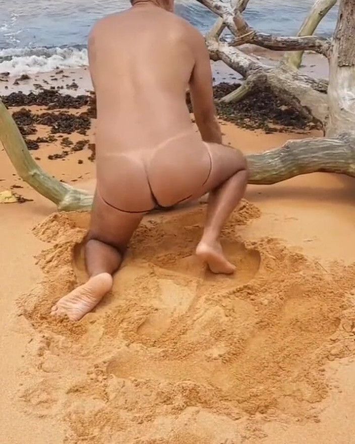 Ladysilvas: Ladysilva zdejmuje majtki na plaży Pokazując jej gorąco opalony tyłek...