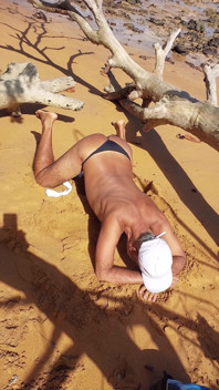 Ladysilva lagi asik ngentot pantat bahenolnya di pantai dengan celana dalam seksi