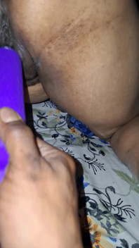 Une bhabhi se fait masser la chatte