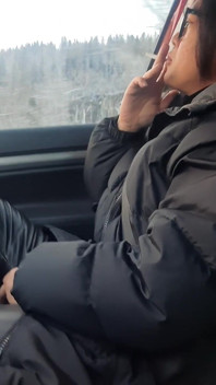 Buze mari fumând în pantaloni de piele