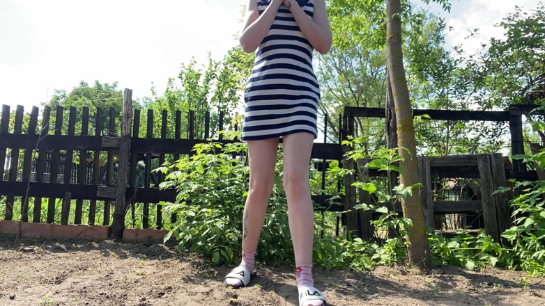 Cuteblonde666: Pissing outside hairy girl