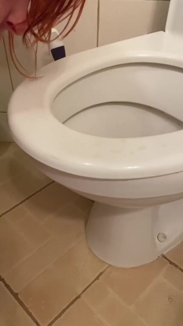 Elena917: Meando y limpiando el baño con la lengua