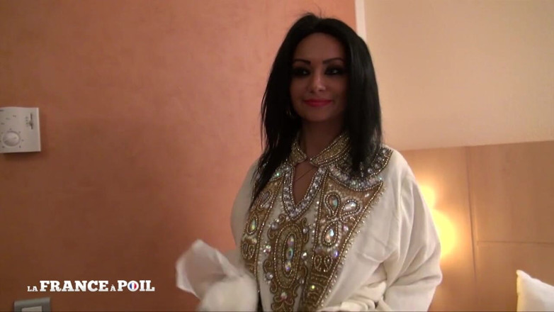 Papy Viewer: Heiße brünette mit behaarter muschi wird angepisst