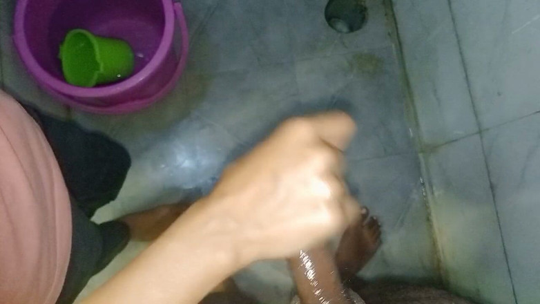 NikiRathod: Cewek ini ngajak aku crot duluan dengan pijatan yang diminyaki...