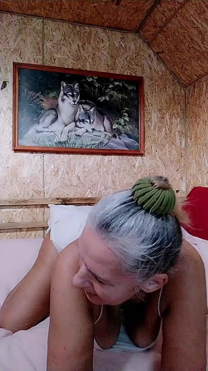 Lukerya: Suri rumah panas Lukerya di atas katil besar: fantasi dan...