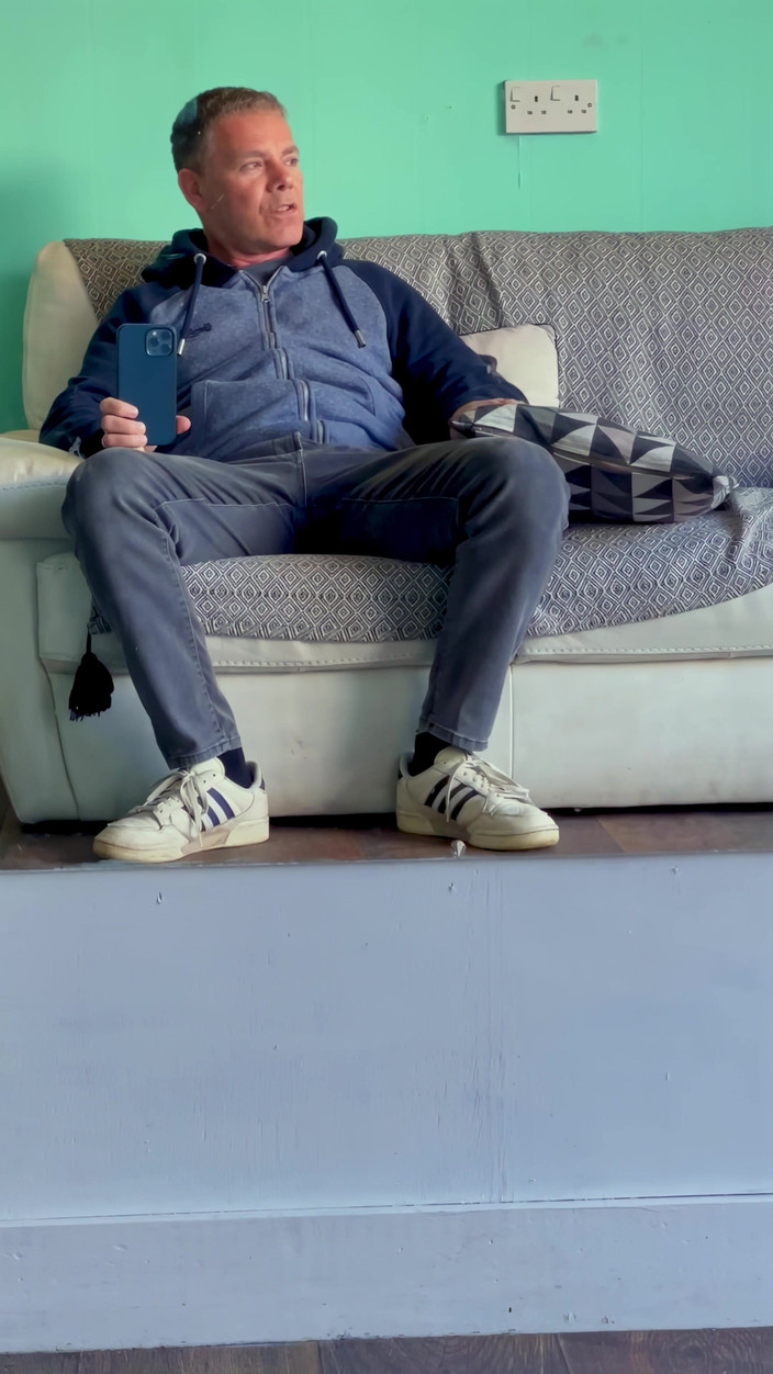 NakedFoxx: Arriesgada barbería frotando hasta el orgasmo con gente cercana