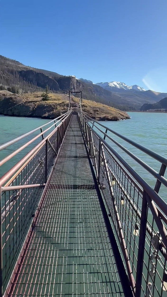 Dahlia Wolf: Voetfetisj buitenshuis brugovergang