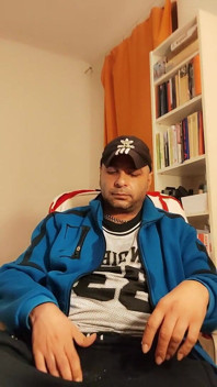 Dj-bro sika przed komputerem i mokre spodnie VR lustro