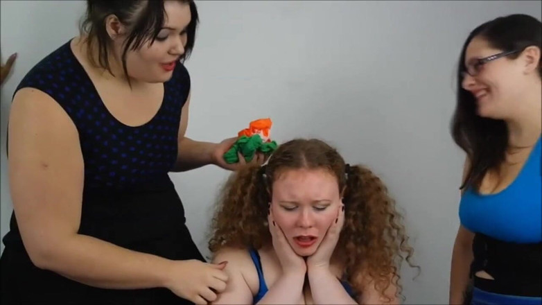 Selfgags classic: Agresiune vicioasă cu căluș - runda 1: Layla pe Kailey!