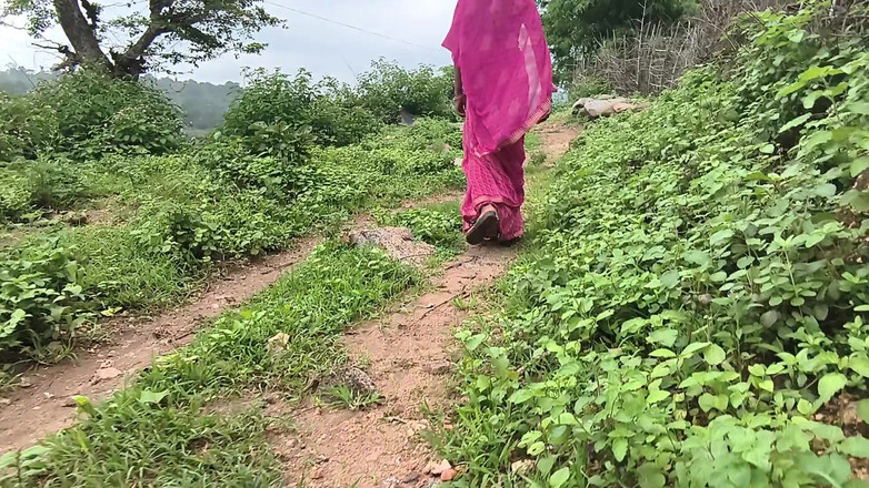 Poonambhabhi village: मैं अपनी पत्नी को जंगल में चोद रहा हूं