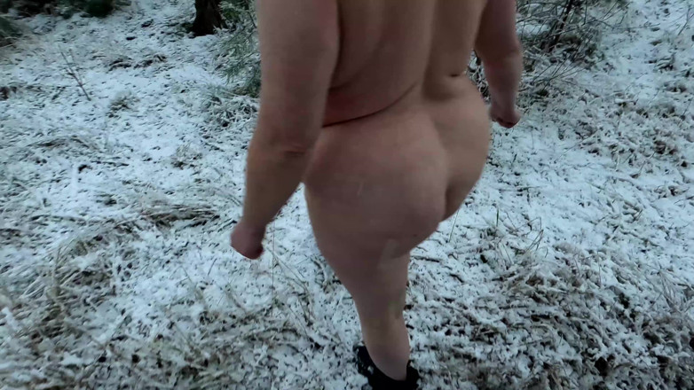 Bouncy Tits Action: Complete Naked Busty Girl in the Snow