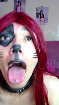 Lindo coño de cachorro babeando