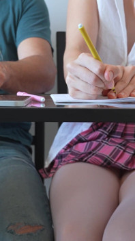 Klasgenoten laten elkaar klaarkomen tijdens het examen