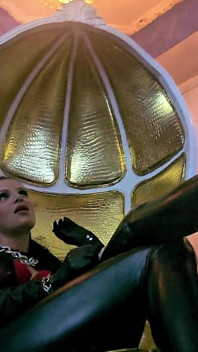 Stina Stone femdom footworship bez kondom lízání nohou roubík od německé paní v kožených rukavicích část 1