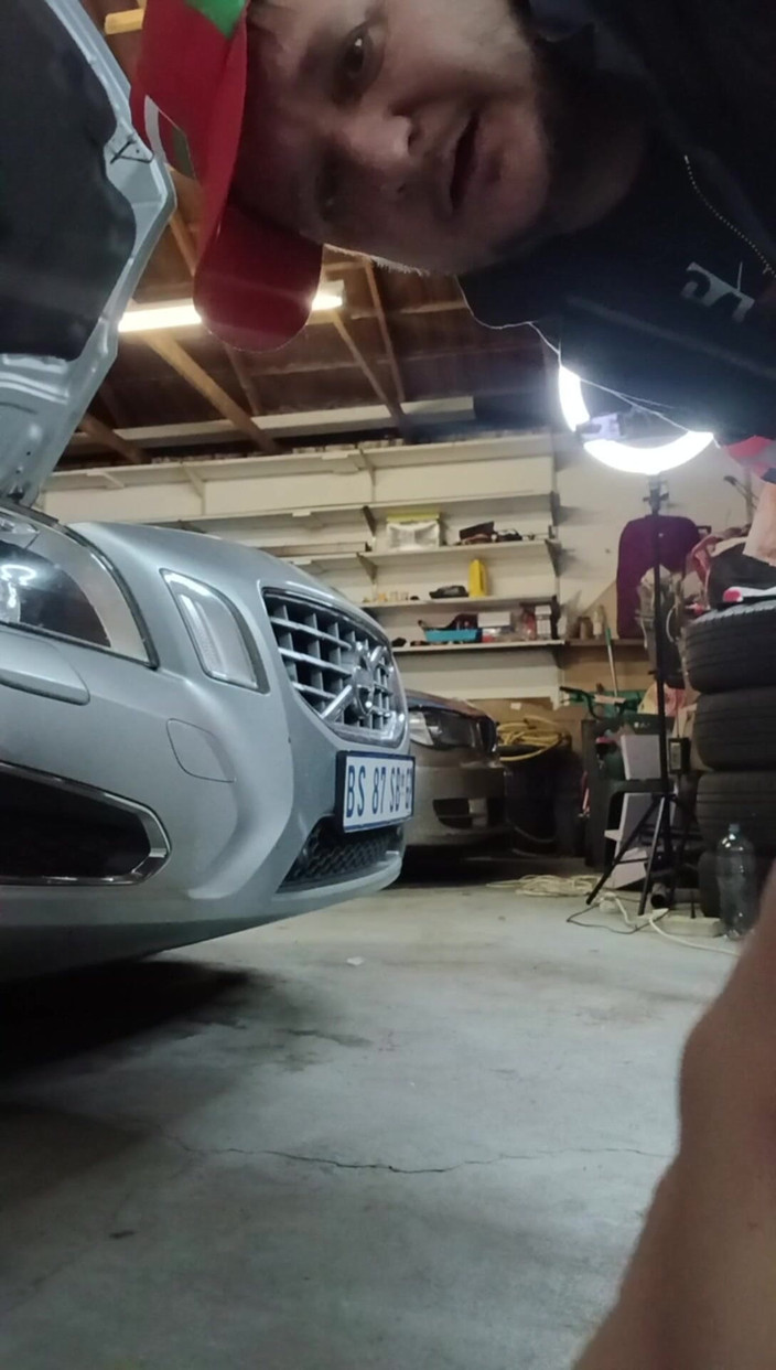 Mysticbabe8: Kereta saya rosak dan mekanik miang membantu saya untuk membetulkan...