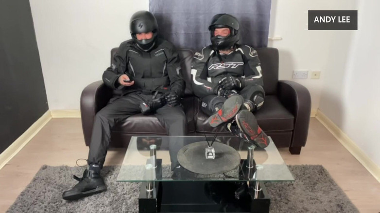 Andyleexxx: Bikers lagi asik ngocok kontl saat pulang ke rumah