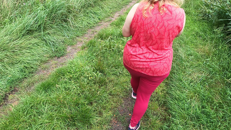 Bouncy Tits Action: Sus tetas desnudas usadas en el maizal
