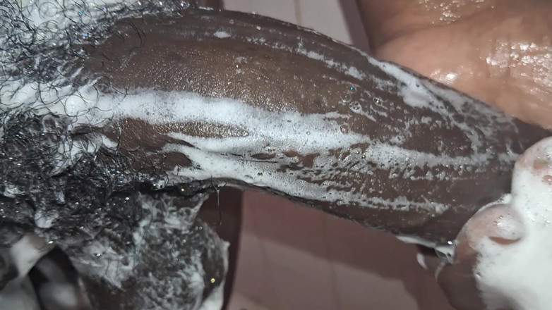 Chocolate Meat Stick: Cms che pulisce il suo grosso cazzo nero non circonciso