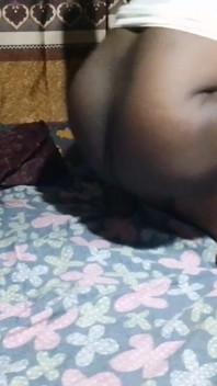 Un jeune demi-frère et sa demi-sœur sont allés dans sa chambre pour baiser