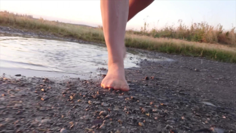 Footfetish: Stoking terang dan kasut pantai dalam lopak