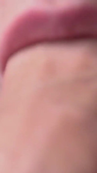 Sudut pandangan dekat blowjob! Menghisap batang