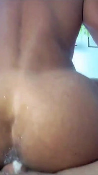 Brunette besar berbulu duduk di kontolku sampai berbusa! Bagian 1