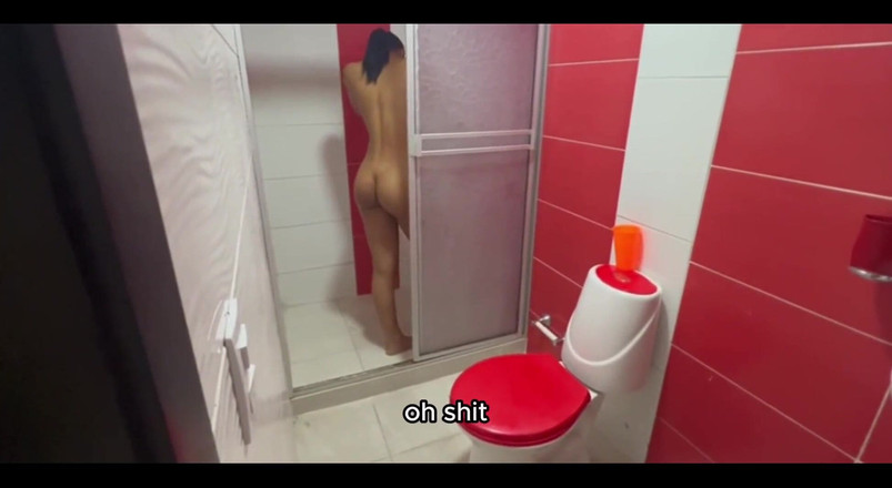 Cm productions: Atrapo a mi hermanastra en la ducha y me corro...