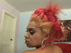 Best Butts: Cewek kulit hitam rambut pink dengan toket besar alami dientot...