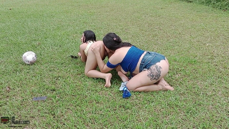 Candyrouse: Des lesbiennes excitées se lèchent et jouent avec leurs belles...