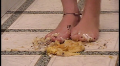 Foot Girls: Drcení a šlapání jídla v kuchyni