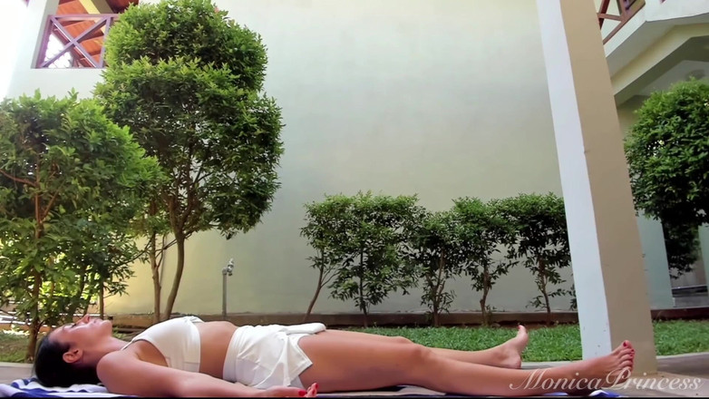 Princess Monica: Flux de yoga sensuel : embrasse l’art de l’équilibre et du...