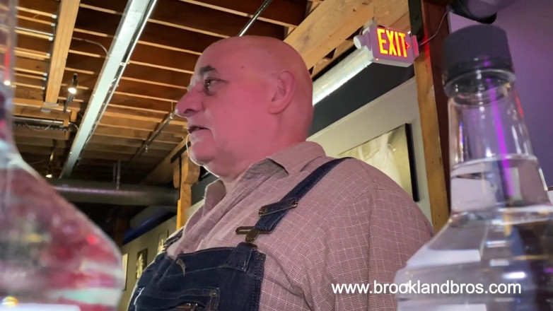 Brookland Brothers: Молодая горячая шлюшка сосет старый член!