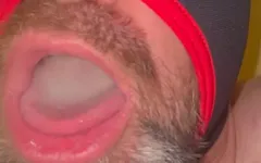 Anal Steve njuter av sin egen precum och flera massor av sin egen läckra sperma