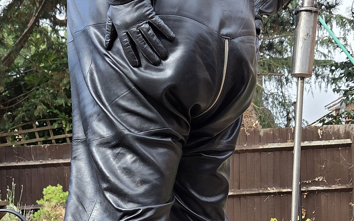 Leatherman63: Salopetă din piele în grădină