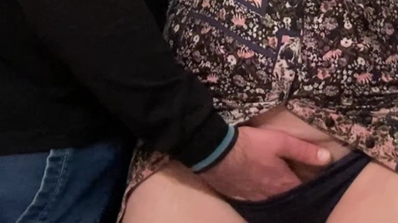 Niki studio: Sexy MILF bekommt ihre Klitoris in einer U-Bahn gerieben