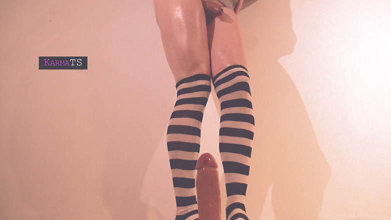 KarmaTS: Tarian seksi Karma dengan palam ekor dan melancap dubur