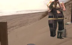 Mevrouw Samantha verkleedt zich in een witte onderrok en een lange bruine jurk (geen seks)