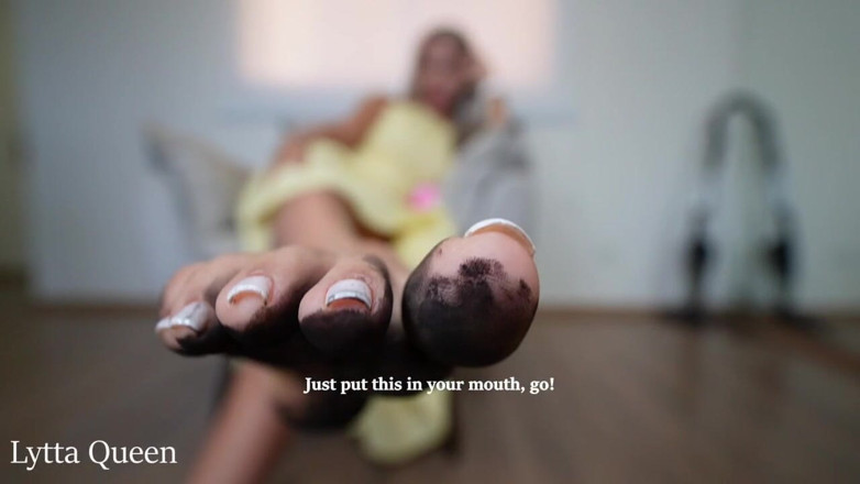Queen Lytta ballbusting and cum lick: Lèche ses pieds sales et avale son sperme après un...